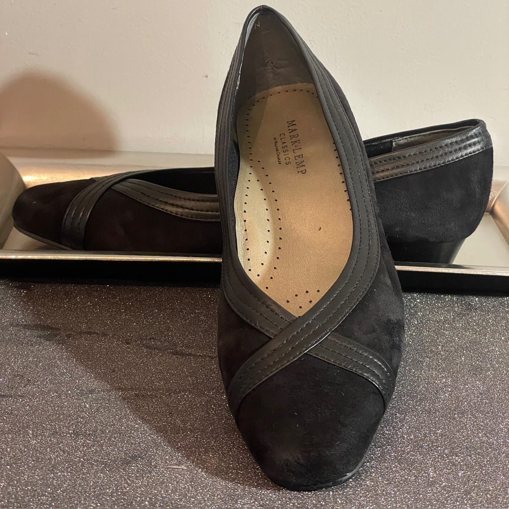 Mark Lemp Classics by Walking Cradles. Black Suede Closed Toe Pumps. Size 8.5 N